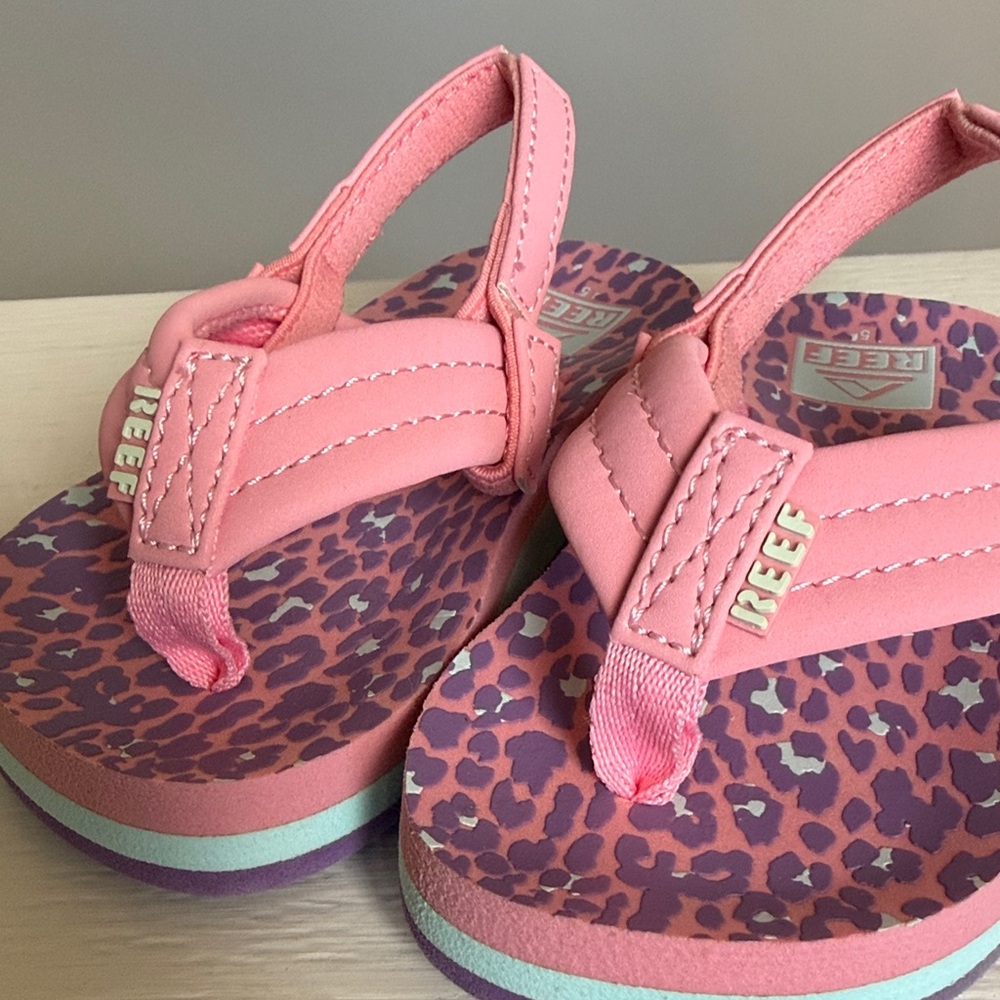 Reef Kids Pink Leopard Print Sandals - Picture 4 of 8